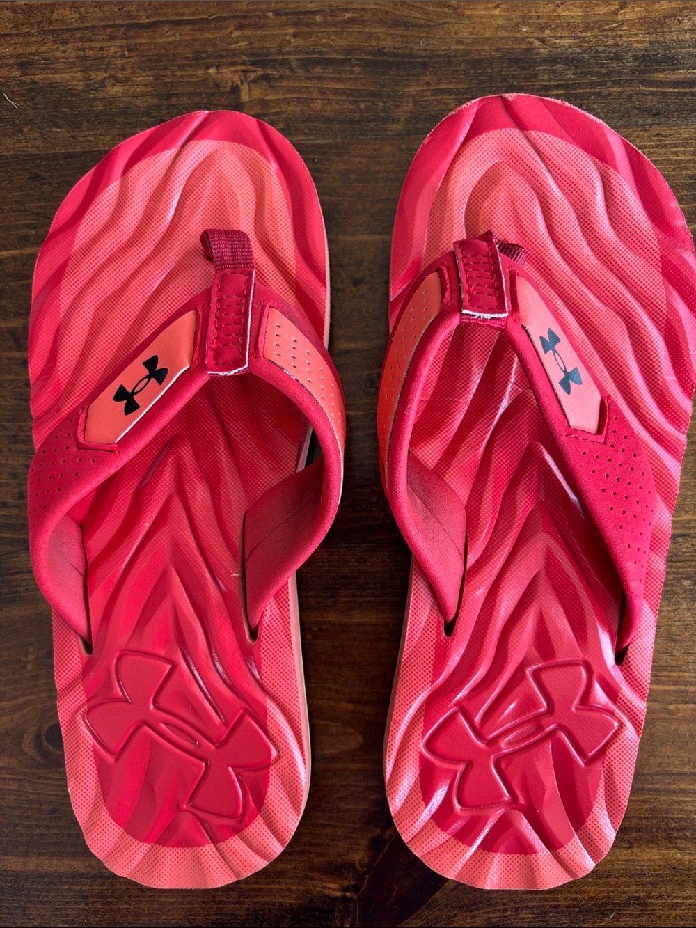 Under Armour Kids Bright red Wave-Textured Flip Flop Sandals - size youth 4